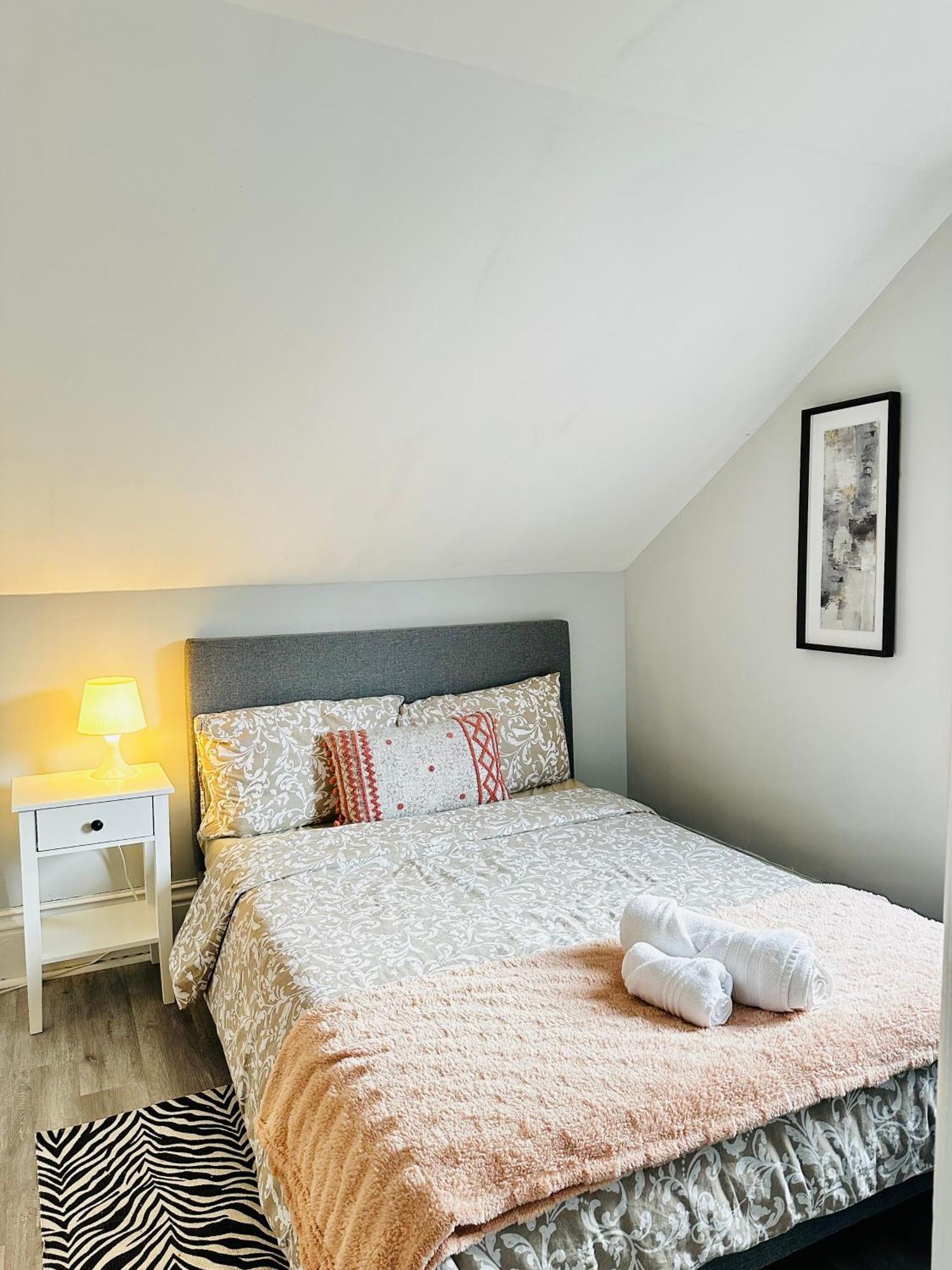 Cozy 2Br House Near Centre With Patio, Bbq, Backyard, And Netflix Apartment Peterborough Exterior photo