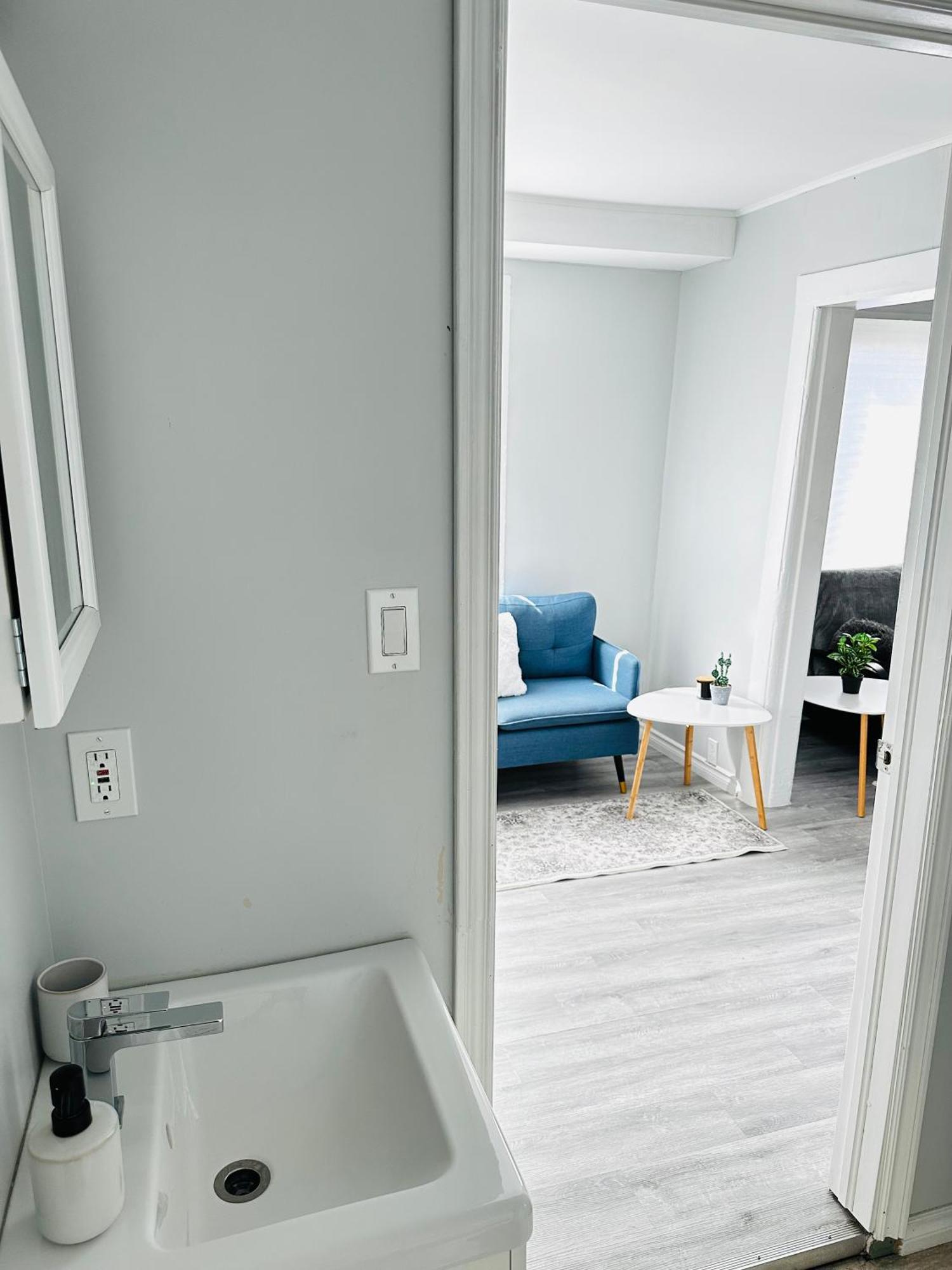 Cozy 2Br House Near Centre With Patio, Bbq, Backyard, And Netflix Apartment Peterborough Exterior photo