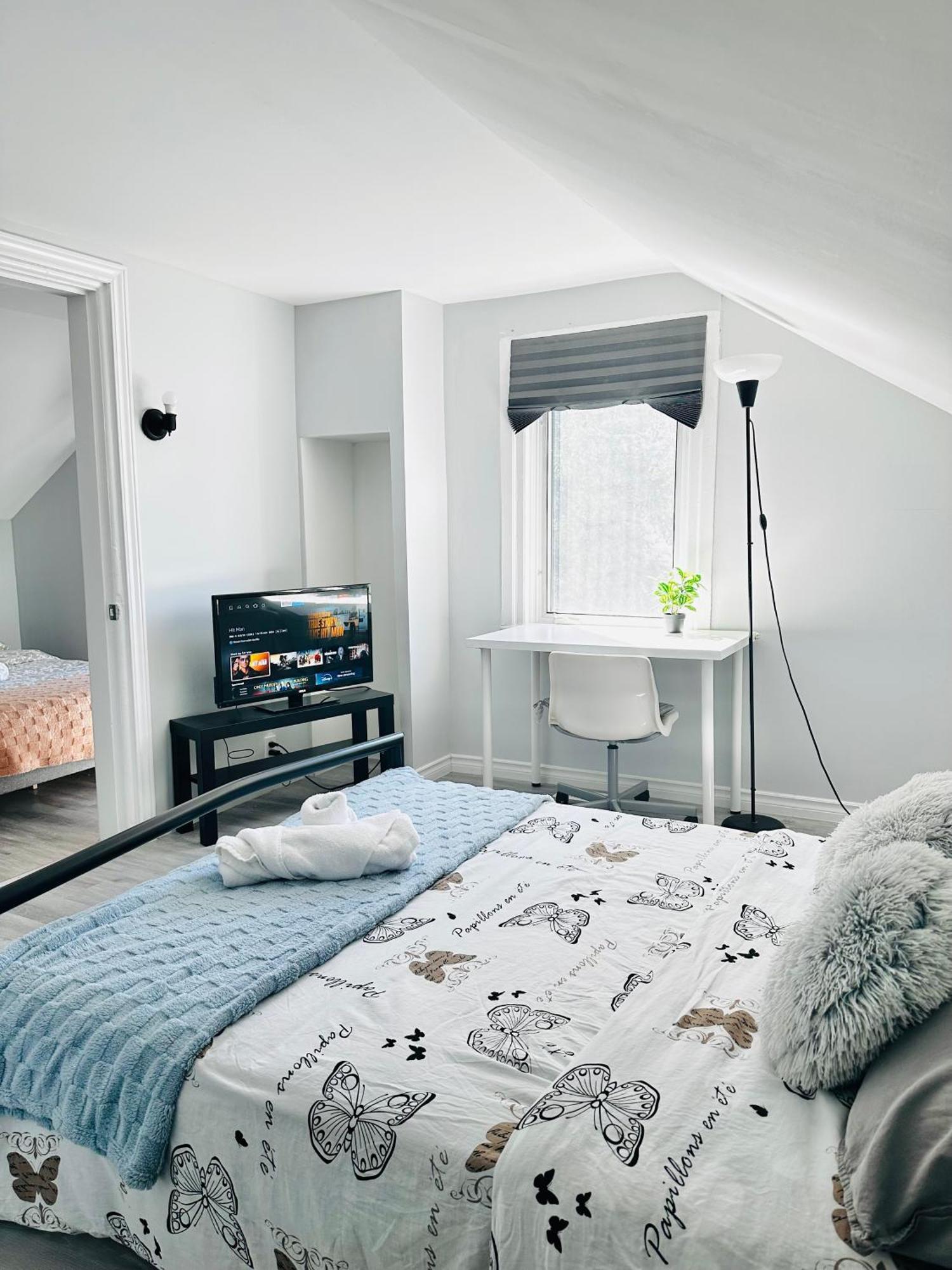 Cozy 2Br House Near Centre With Patio, Bbq, Backyard, And Netflix Apartment Peterborough Exterior photo