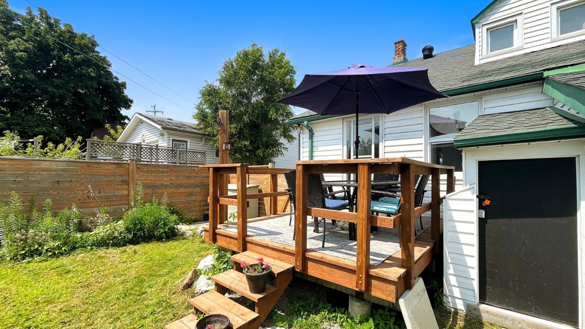 Cozy 2Br House Near Centre With Patio, Bbq, Backyard, And Netflix Apartment Peterborough Exterior photo