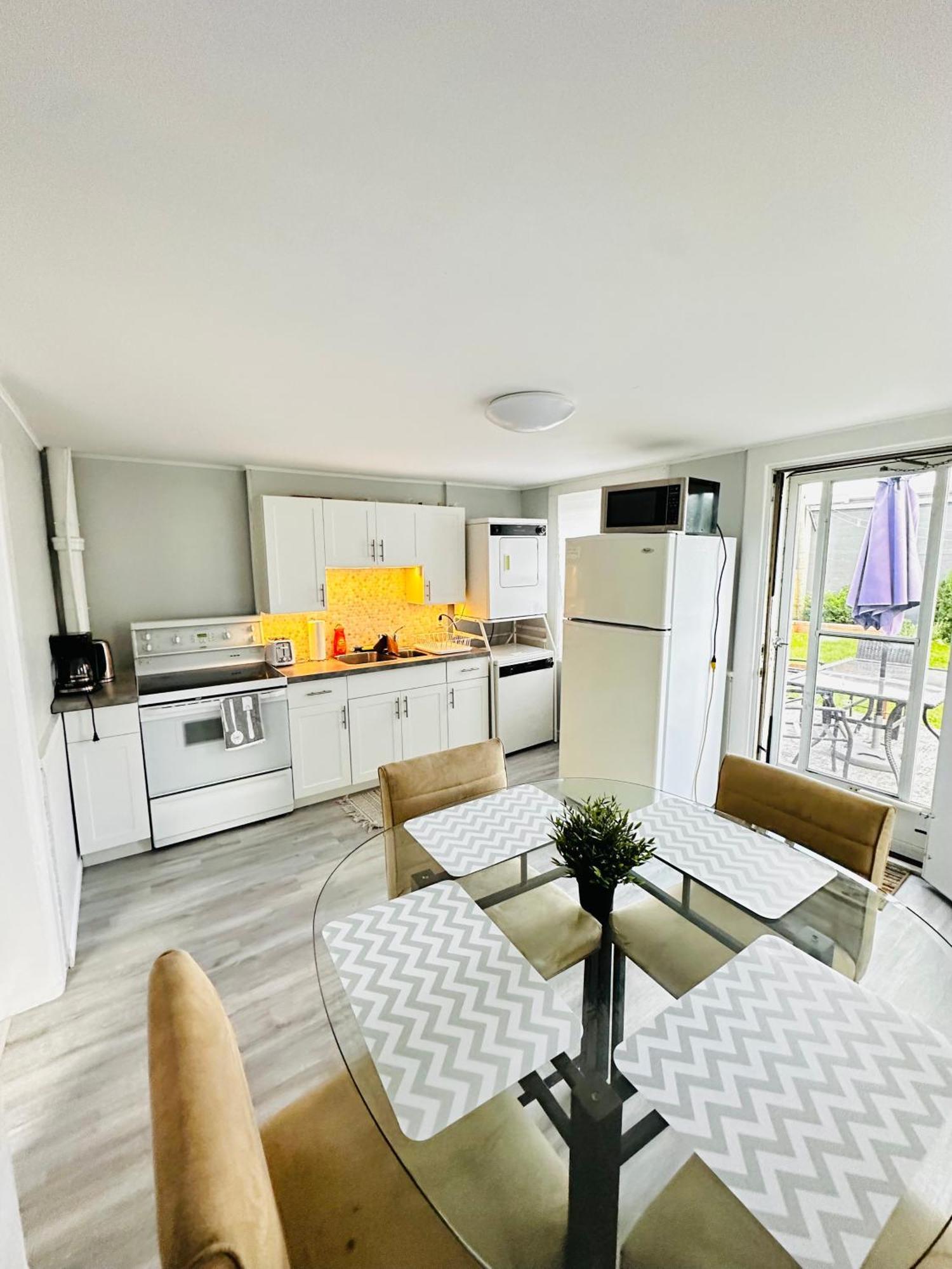 Cozy 2Br House Near Centre With Patio, Bbq, Backyard, And Netflix Apartment Peterborough Exterior photo