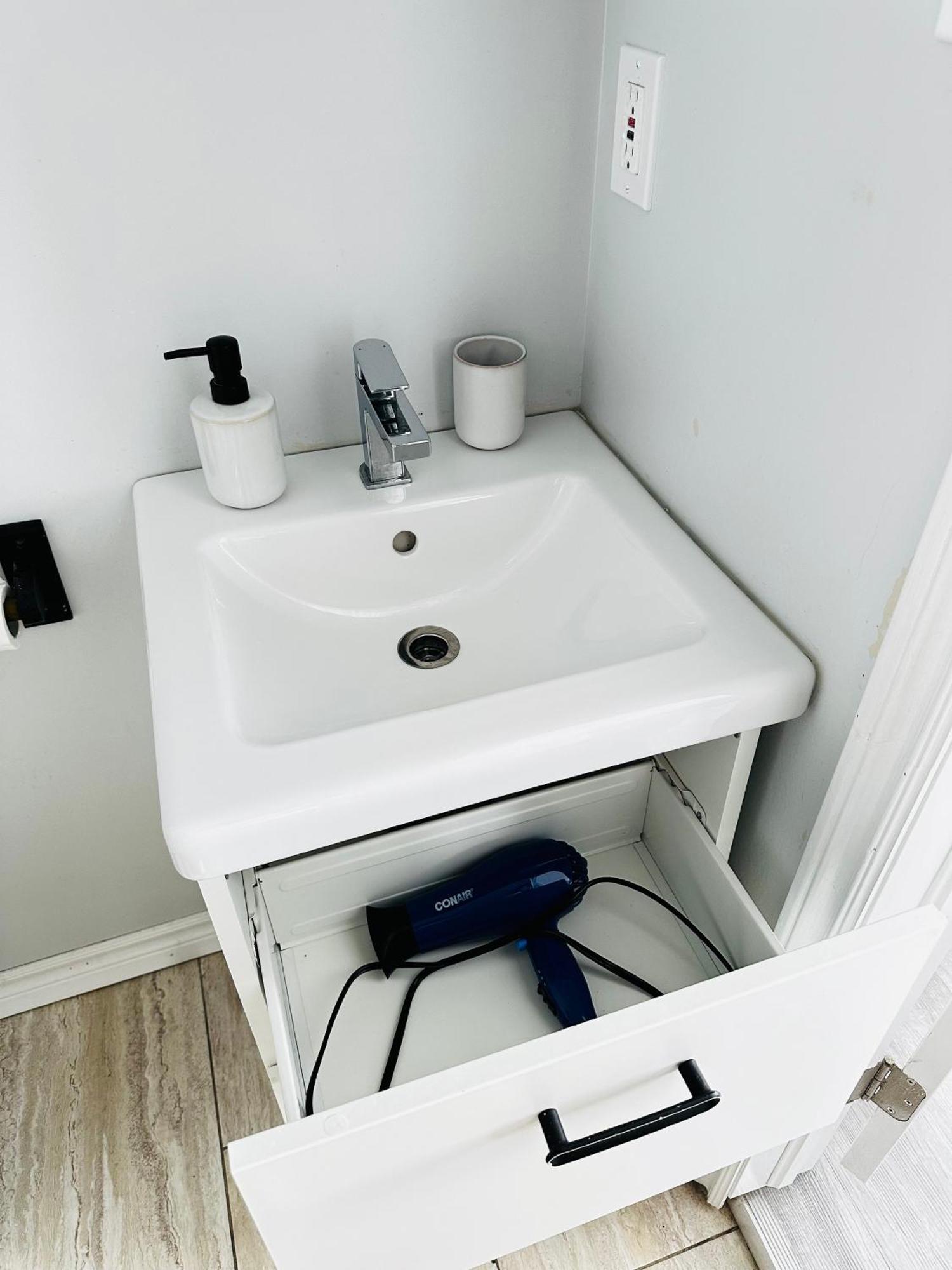 Cozy 2Br House Near Centre With Patio, Bbq, Backyard, And Netflix Apartment Peterborough Exterior photo
