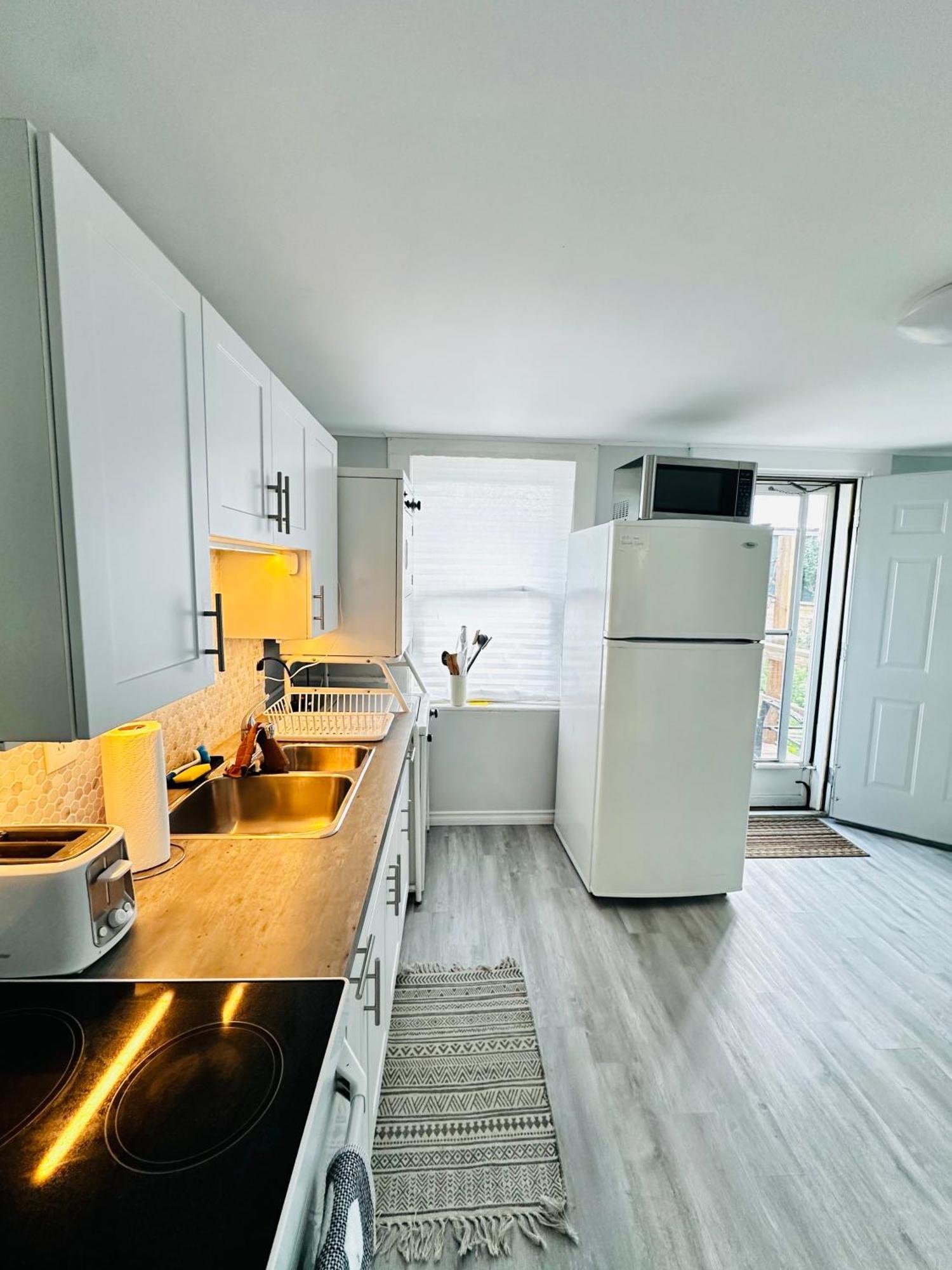 Cozy 2Br House Near Centre With Patio, Bbq, Backyard, And Netflix Apartment Peterborough Exterior photo