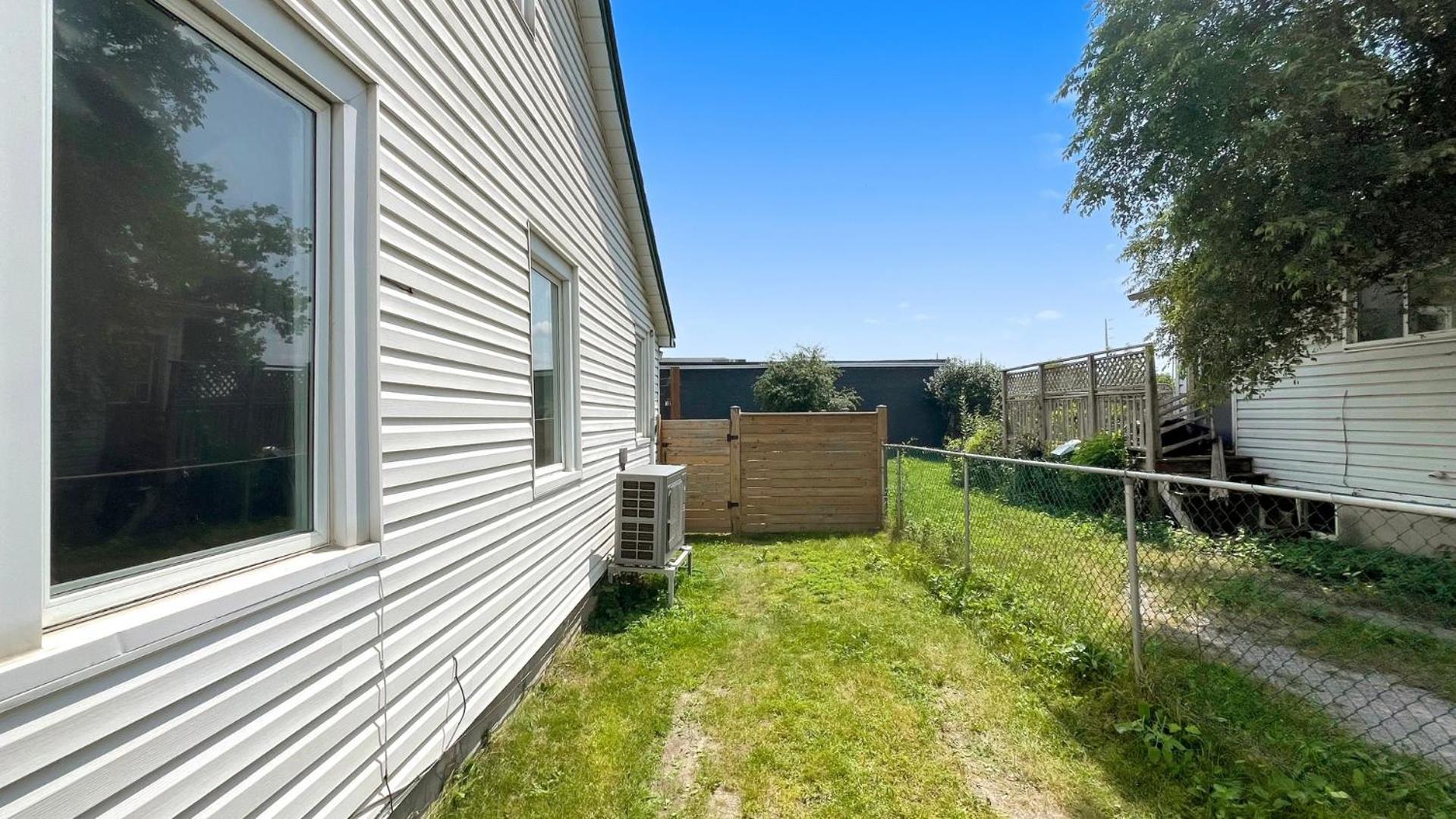 Cozy 2Br House Near Centre With Patio, Bbq, Backyard, And Netflix Apartment Peterborough Exterior photo